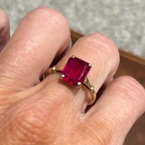 Elegant Gold Ring with Ruby Red Stone